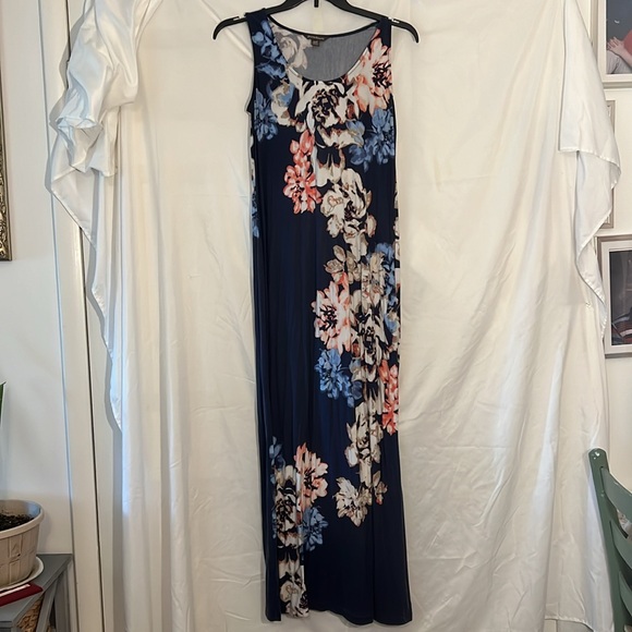 Navy blue maxi floral dress. Size medium. Tommy bahama brand. - Picture 2 of 4